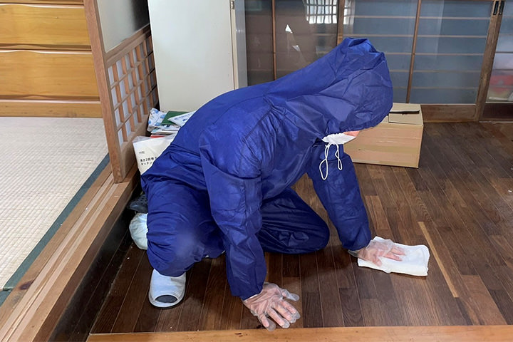 防護服着用で清掃